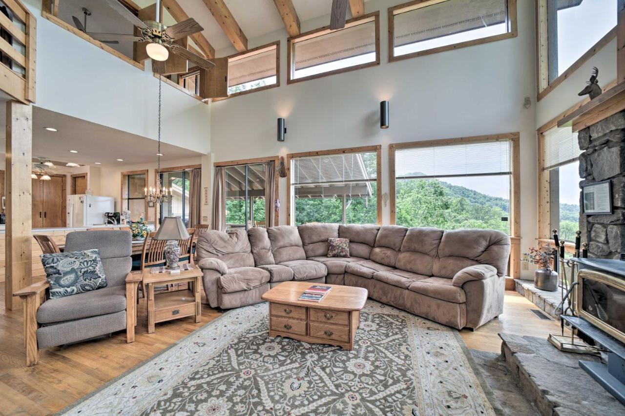Vibrant Bryson City Home With Mtn Views And Deck! 외부 사진