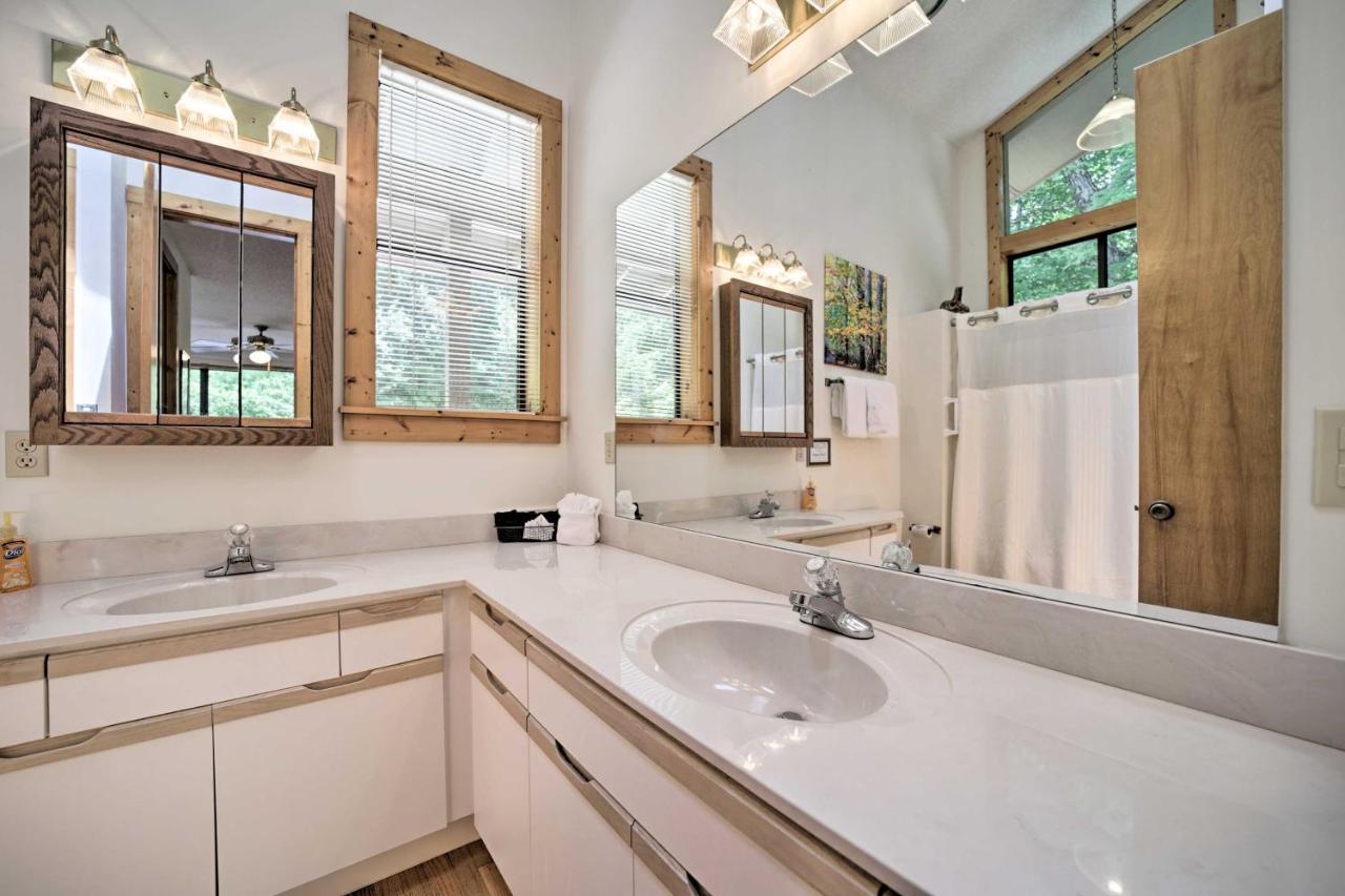 Vibrant Bryson City Home With Mtn Views And Deck! 외부 사진